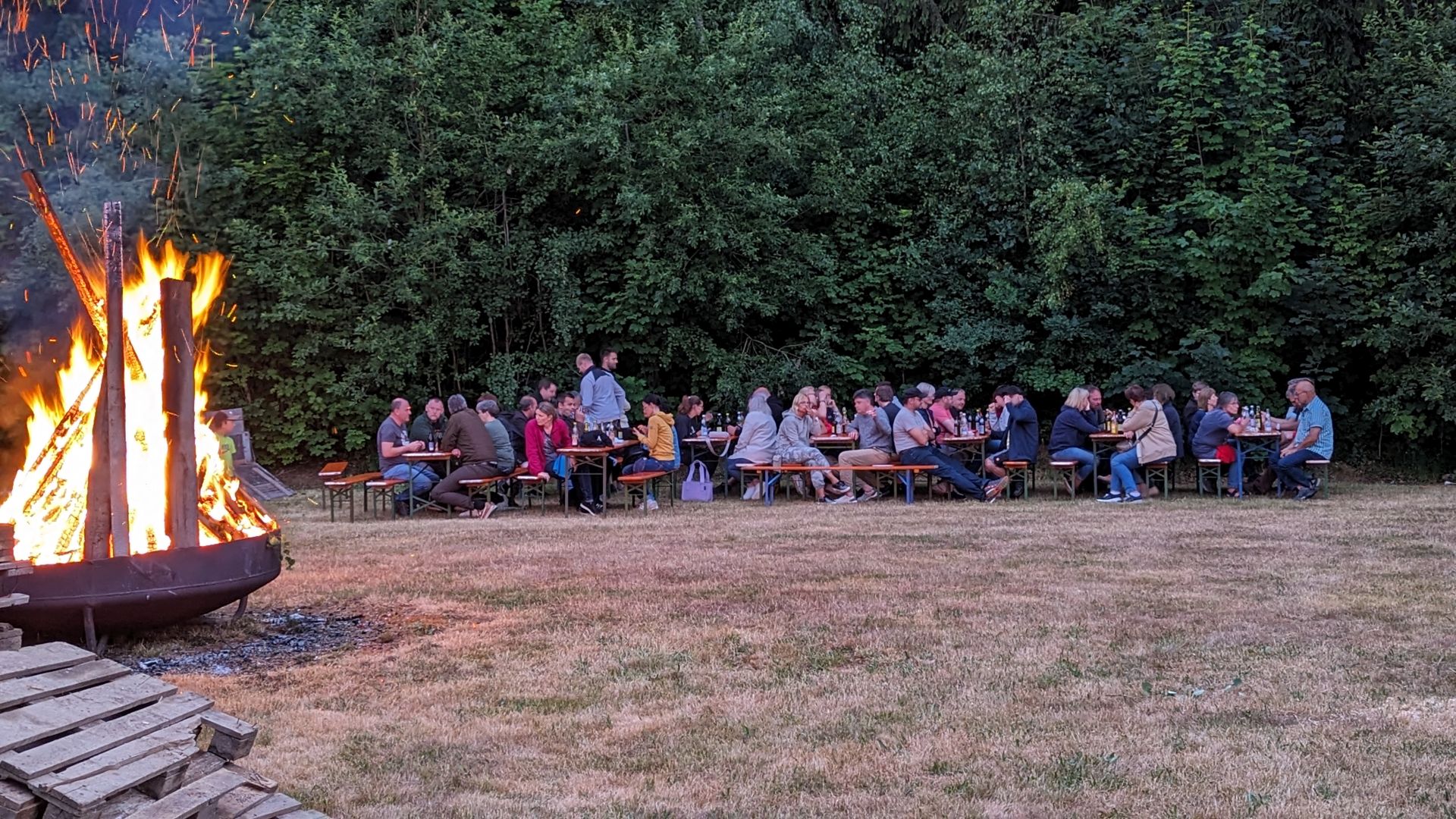 Johannisfeuer 2023 am Fußballplatz in Kleinschwand