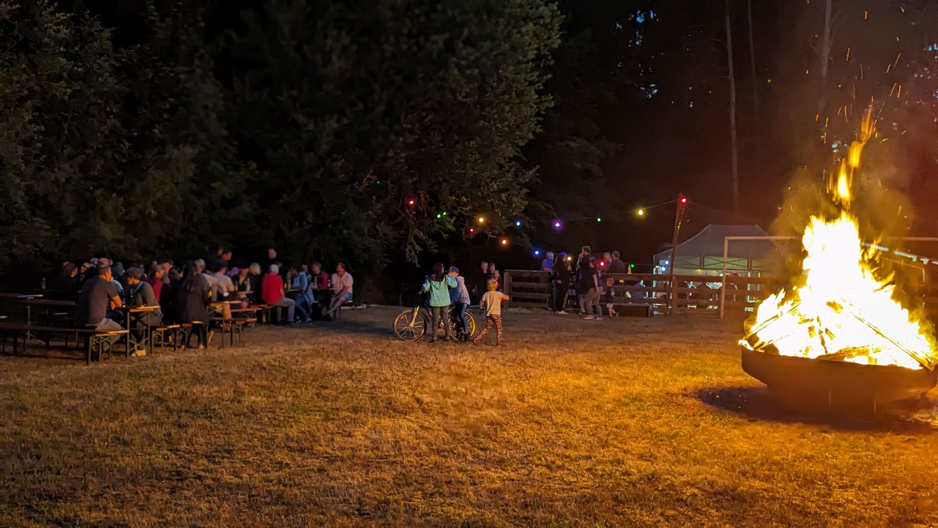 Johannisfeuer 2023 am Fußballplatz in Kleinschwand
